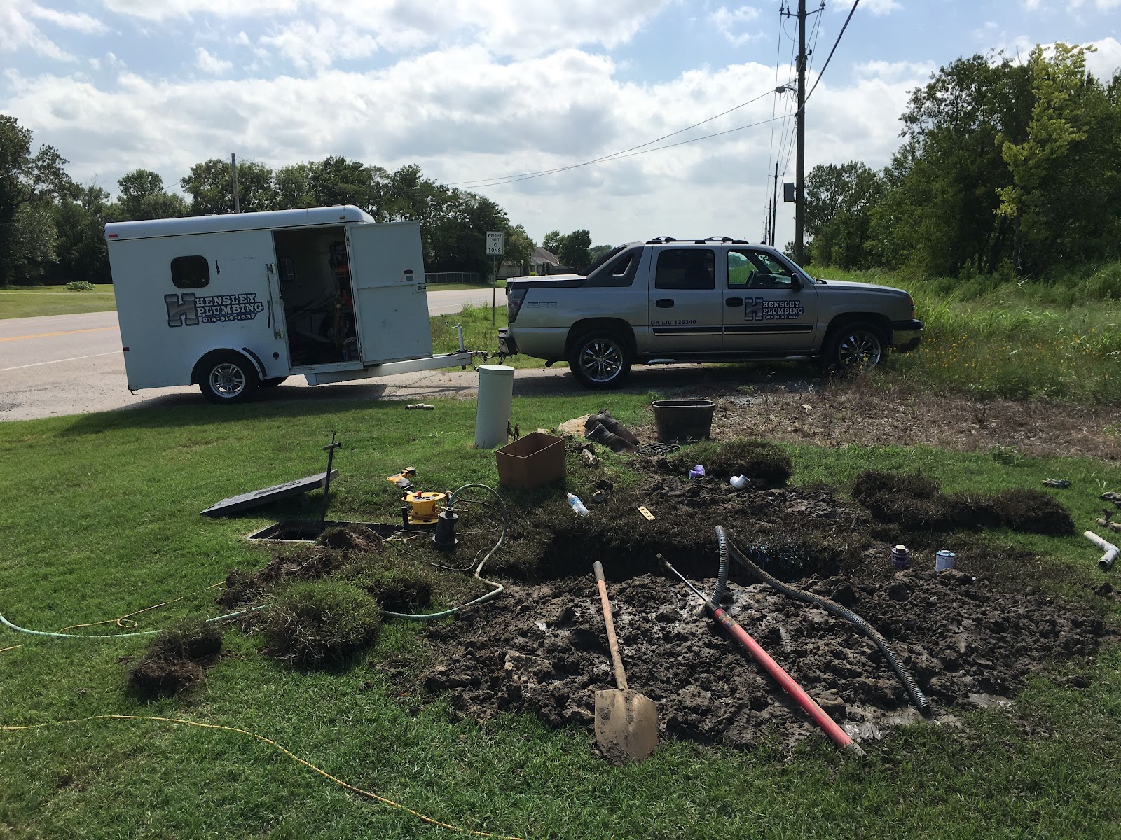 Hensley Plumbing truck and trailer on a Bartlesville job